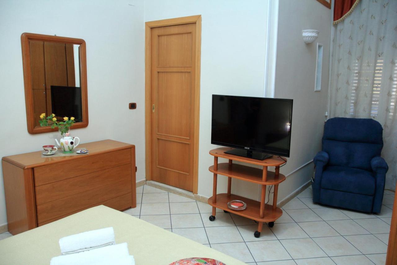 B&B Mitilini Central Station Napels Buitenkant foto
