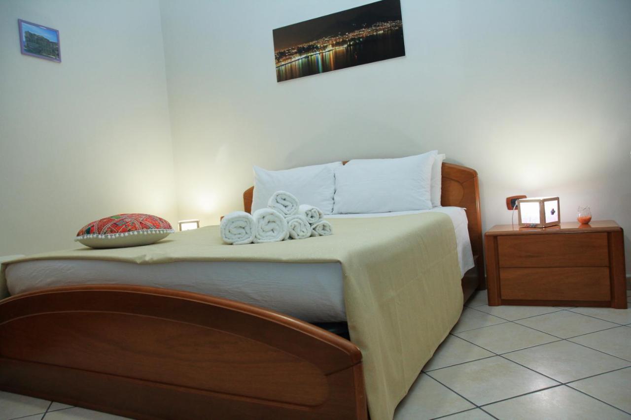 B&B Mitilini Central Station Napels Buitenkant foto