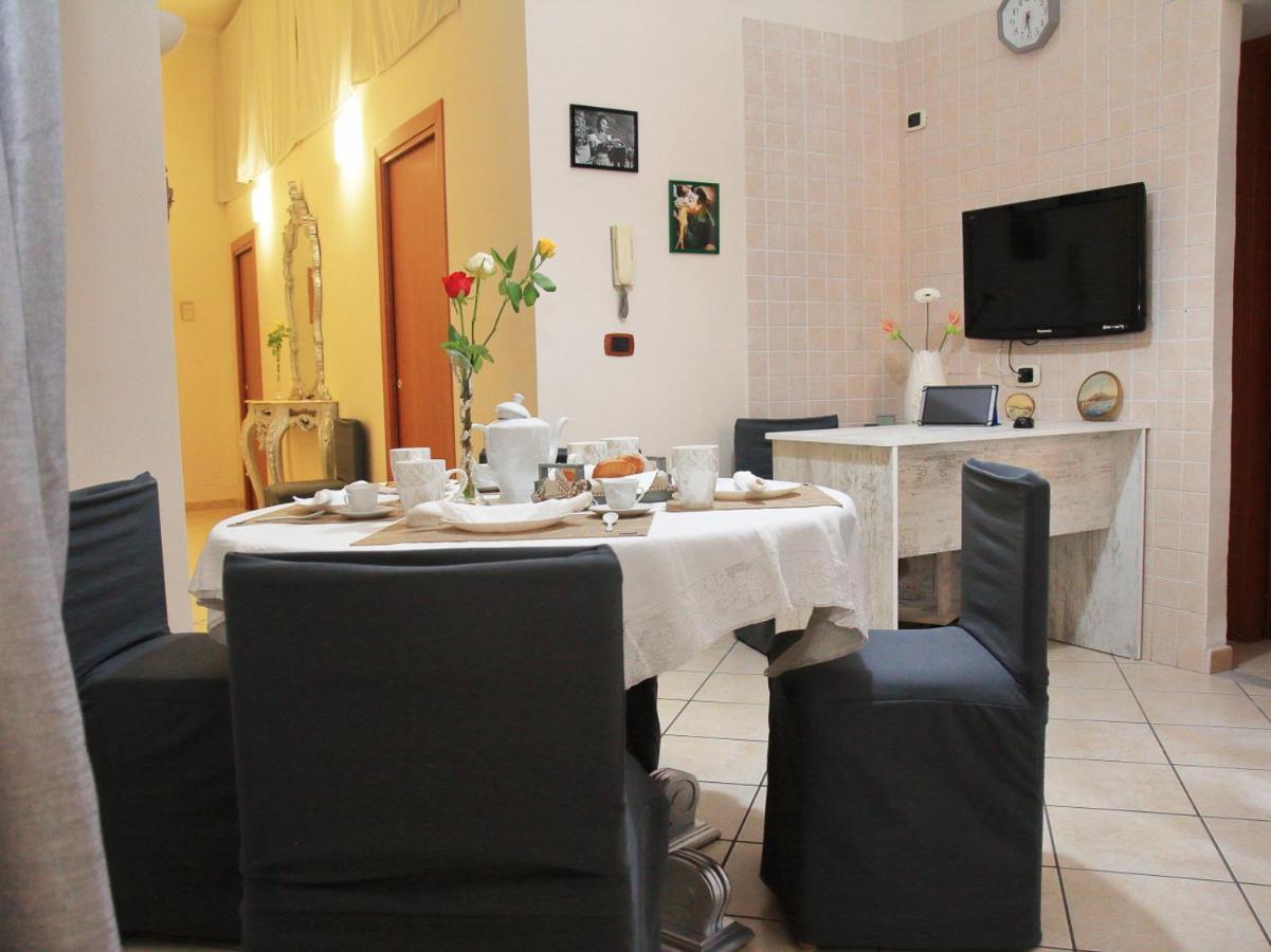 B&B Mitilini Central Station Napels Buitenkant foto