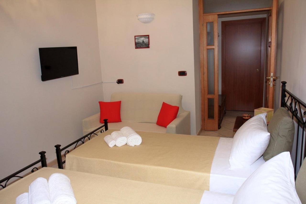 B&B Mitilini Central Station Napels Buitenkant foto