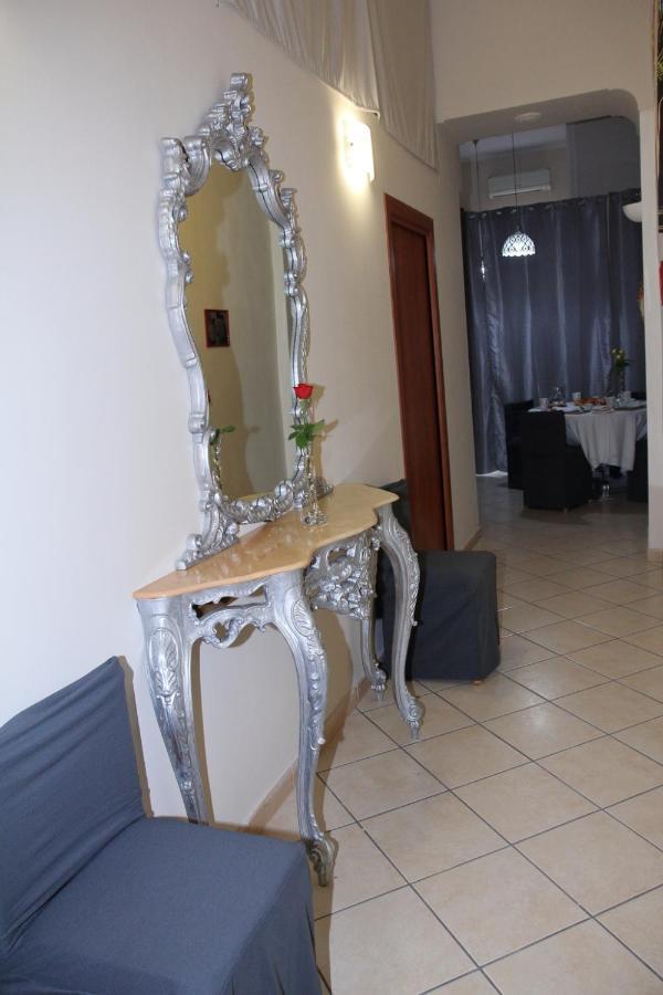 B&B Mitilini Central Station Napels Buitenkant foto