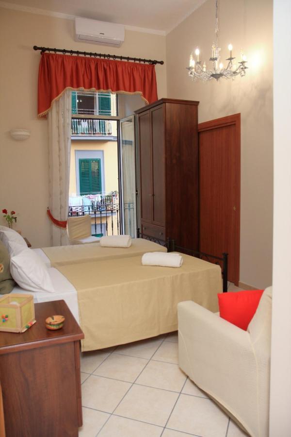 B&B Mitilini Central Station Napels Buitenkant foto